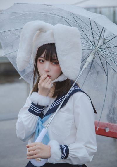她在丈夫面前被侵犯_BD英语HD在线观看
